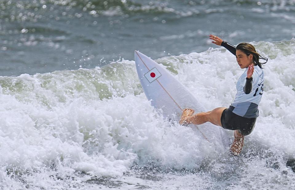 女子３回戦　波を攻める都筑有夢路＝釣ケ崎海岸サーフィンビーチ