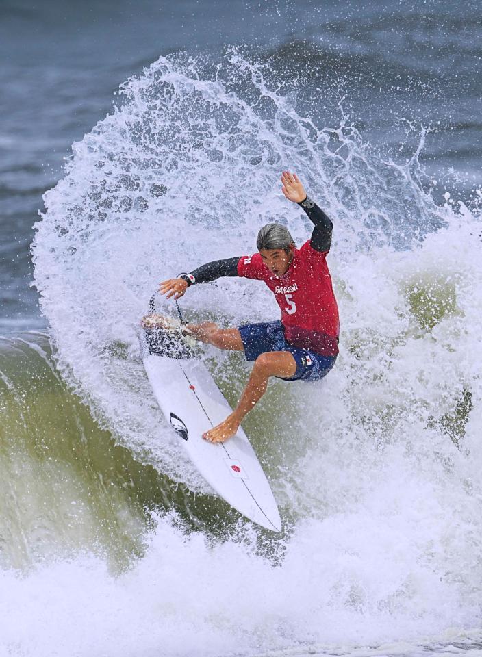 男子３回戦　ターンで水しぶきを上げる五十嵐カノア＝釣ケ崎海岸サーフィンビーチ