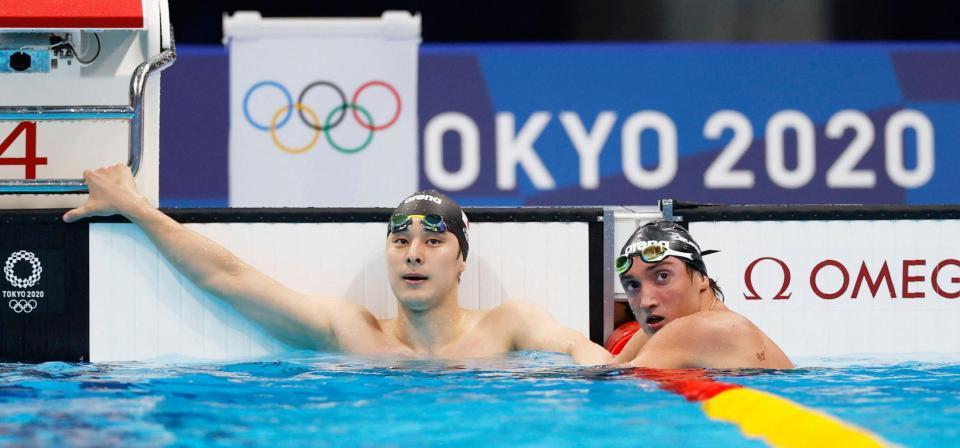 男子２００メートルバタフライ予選　タイムを確認する瀬戸大也（左）＝東京アクアティクスセンター