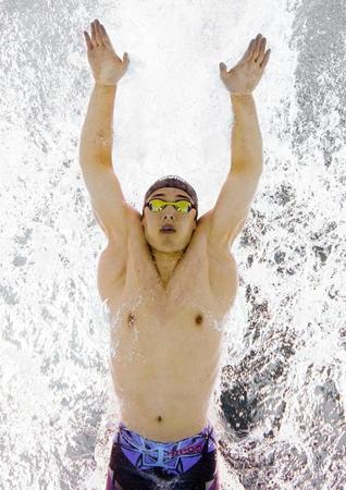 　男子２００メートルバタフライ予選で力泳する瀬戸大也