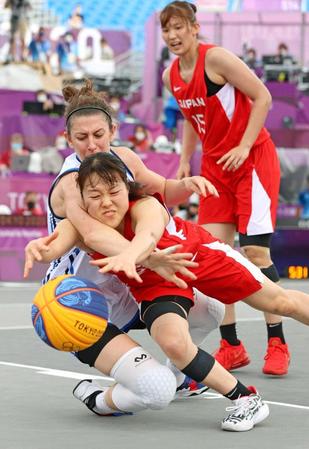 　ボールを奪い合う山本（右）。奥は西岡