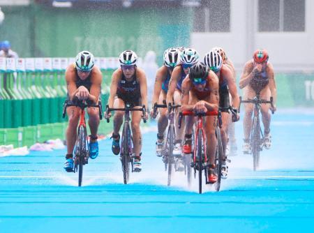 　女子　水しぶきを上げながらバイクで力走する高橋侑子（左から２人目）ら＝お台場海浜公園特設コース