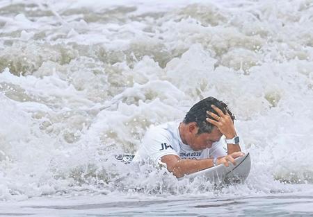 　準々決勝で敗れ、引き揚げる大原洋人＝釣ケ崎海岸サーフィンビーチ