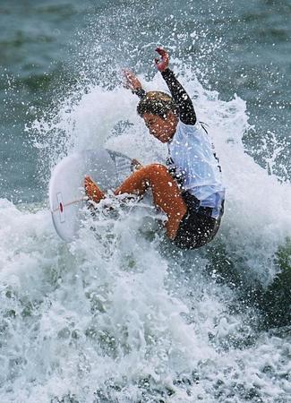 　女子３回戦　波を攻める都筑有夢路＝釣ケ崎海岸サーフィンビーチ