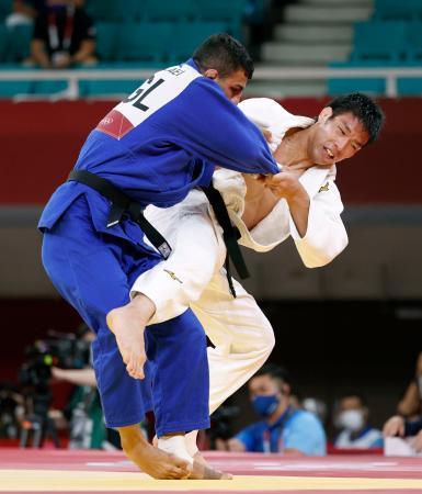 　男子８１キロ級決勝　モンゴルのサエイド・モルラエイ（左）を攻める永瀬貴規＝日本武道館