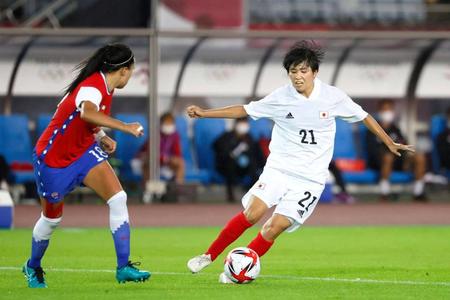 　後半、攻め込む木下（右）