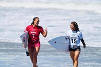 　準決勝を終え、引き揚げる都筑有夢路（右）と米国のカリッサ・ムーア＝釣ケ崎海岸サーフィンビーチ