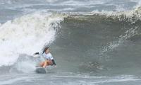 　女子準決勝　波に乗る都筑有夢路＝釣ケ崎海岸サーフィンビーチ