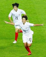 　後半、ゴールを決め駆けだす田中。左は木下