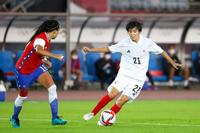 　後半、攻め込む木下（右）