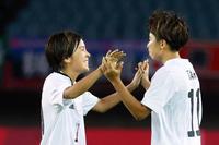 チリに勝利し、タッチを交わす岩渕（左）と田中