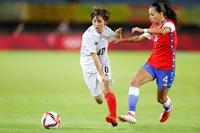 後半、攻め込む岩渕（左）