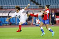 日本－チリ　後半、ゴールを狙う岩渕（左）