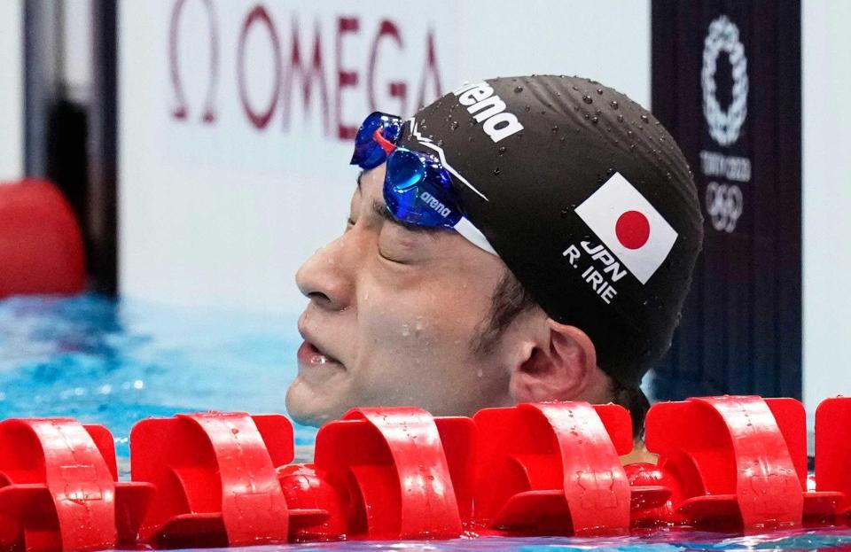 　男子１００メートル背泳ぎ準決勝のレースを終え、顔をしかめる入江陵介。決勝進出を逃した