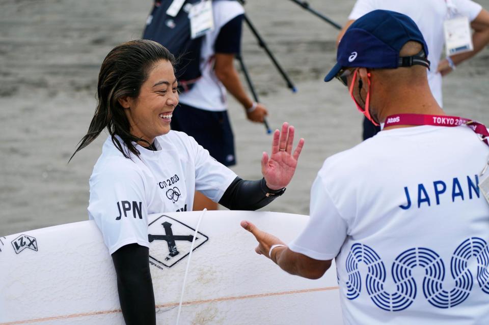 　女子３回戦を突破して準々決勝進出を決め、笑顔を見せる都筑有夢路＝釣ケ崎海岸サーフィンビーチ