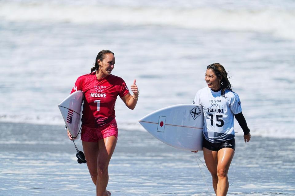 　準決勝を終え、引き揚げる都筑有夢路（右）と米国のカリッサ・ムーア＝釣ケ崎海岸サーフィンビーチ