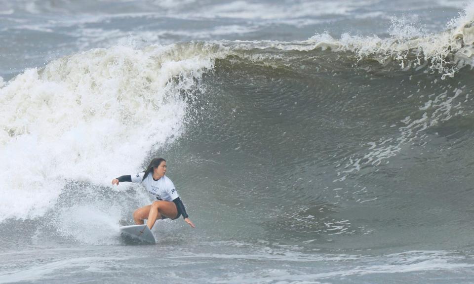 　女子準決勝　波に乗る都筑有夢路＝釣ケ崎海岸サーフィンビーチ