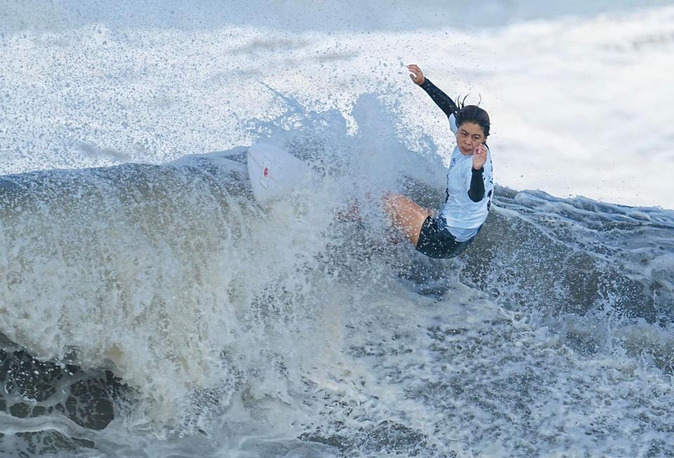　女子３位決定戦　波を攻める都筑有夢路＝釣ケ崎海岸サーフィンビーチ