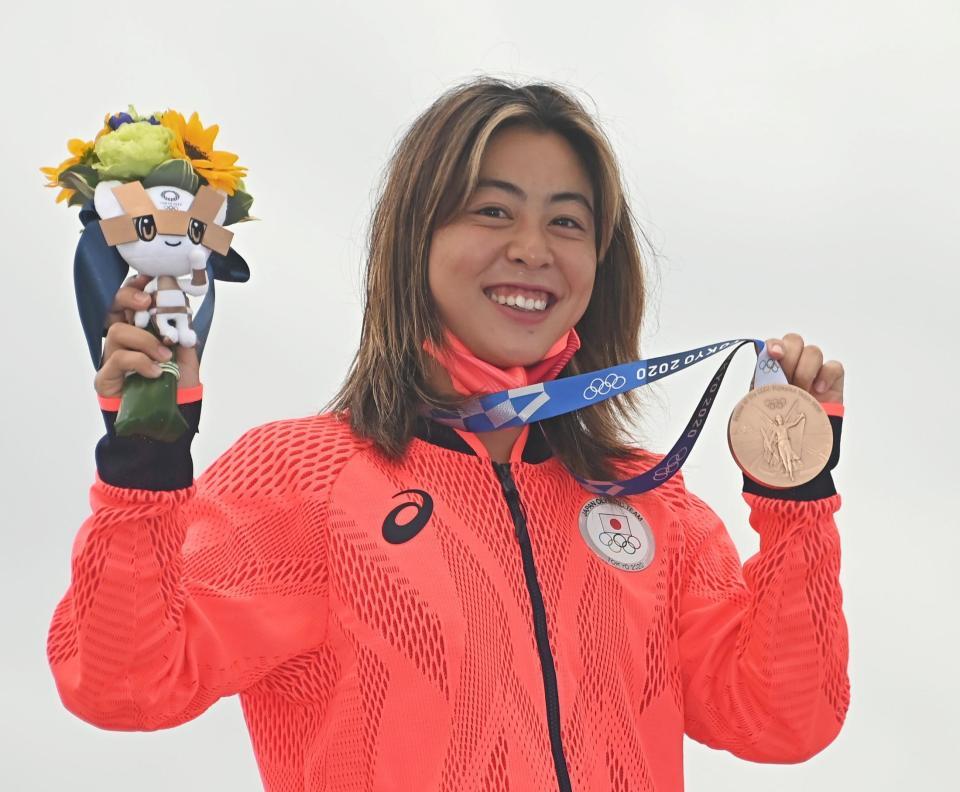 　銅メダルを手にする都筑有夢路（撮影・堀内翔）