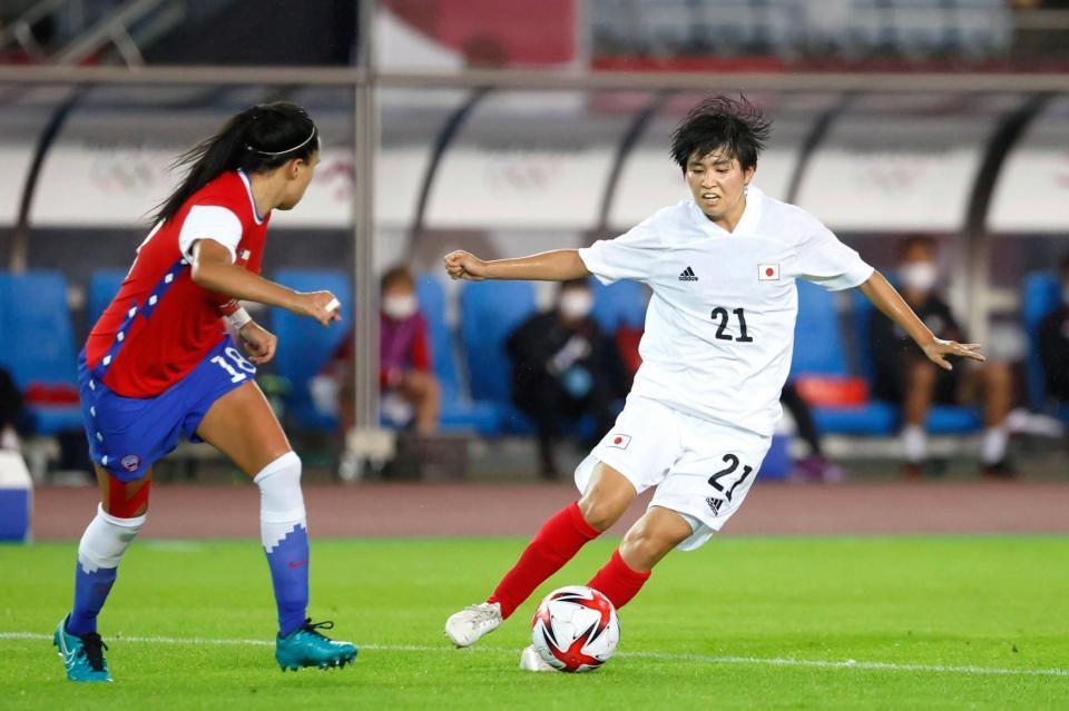 　後半、攻め込む木下（右）