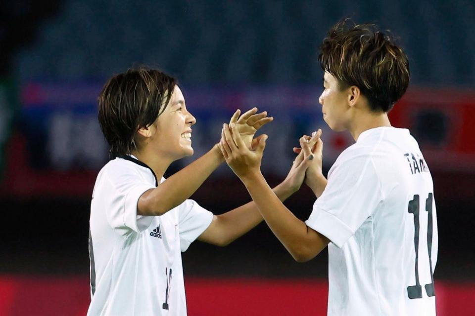 チリに勝利し、タッチを交わす岩渕（左）と田中