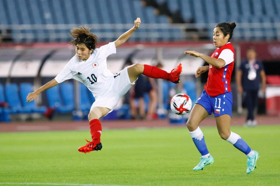 日本－チリ　後半、ゴールを狙う岩渕（左）