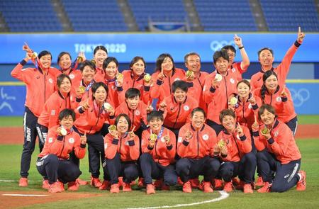 金メダルを手に笑顔を見せる（前列右から）宇津木監督、上野（同３人目）らソフトボール日本代表（撮影・高部洋祐）