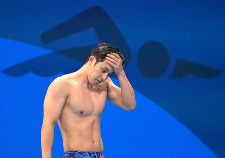 　準決勝で敗退し、力なく引き揚げる瀬戸大也
