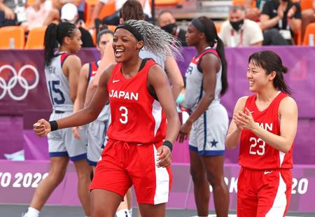 　米国に勝利しガッツポーズで喜ぶ馬瓜ス（左）と山本