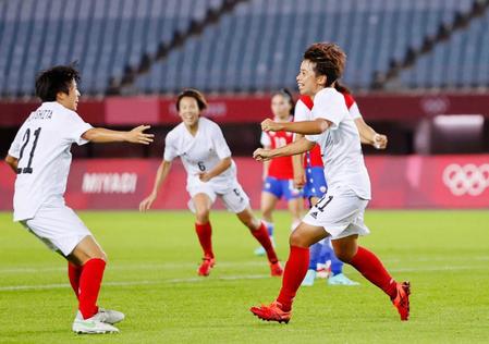 　後半、先制ゴールを決め、駆けだす田中（右）