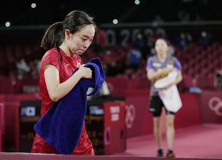 女子シングルス準々決勝でシンガポール選手（奥）に敗れ、肩を落とす石川佳純＝東京体育館（提供・共同通信社）