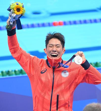 　銀メダルを手に満面の笑顔を見せる本多灯（撮影・高部洋祐）