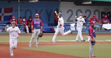 　日本-ドミニカ共和国　９回、サヨナラ打を放ち、ガッツポーズして一塁に向かう坂本（中央）。左は一走山田＝福島県営あづま球場