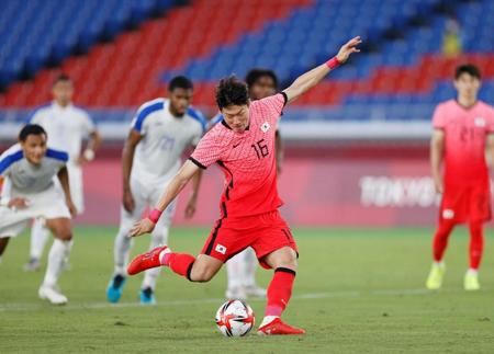 韓国－ホンジュラス　後半、チーム４点目のＰＫを決める韓国・黄義助。ハットトリックを達成＝日産スタジアム