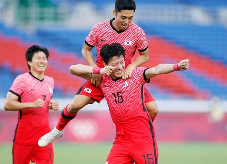 韓国－ホンジュラス　前半終了間際、チーム３点目のゴールを決め、ポーズを決める韓国の黄義助（16）＝日産スタジアム