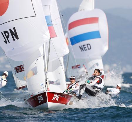 　女子４７０級　出場した吉田愛（左）、吉岡美帆組＝江の島ヨットハーバー沖