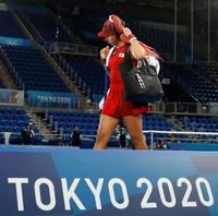 　女子シングルス３回戦で敗れ引き揚げる大坂なおみ