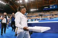 　女子団体総合決勝で会場内を移動するシモーン・バイルス＝２７日