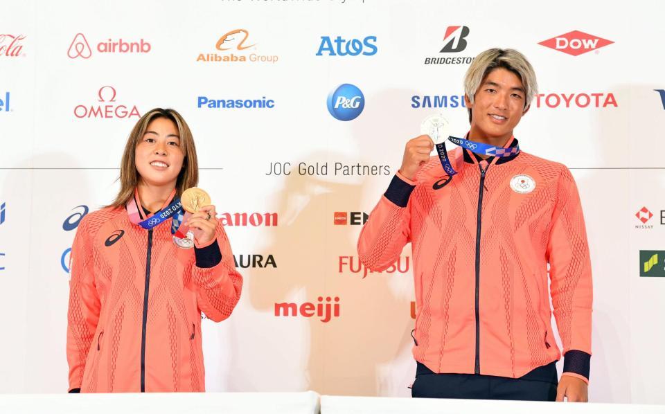 一夜明け会見を終えメダルを手に記念撮影する女子サーフィンの都筑有夢路（左）と男子サーフィンの五十嵐カノア（代表撮影）