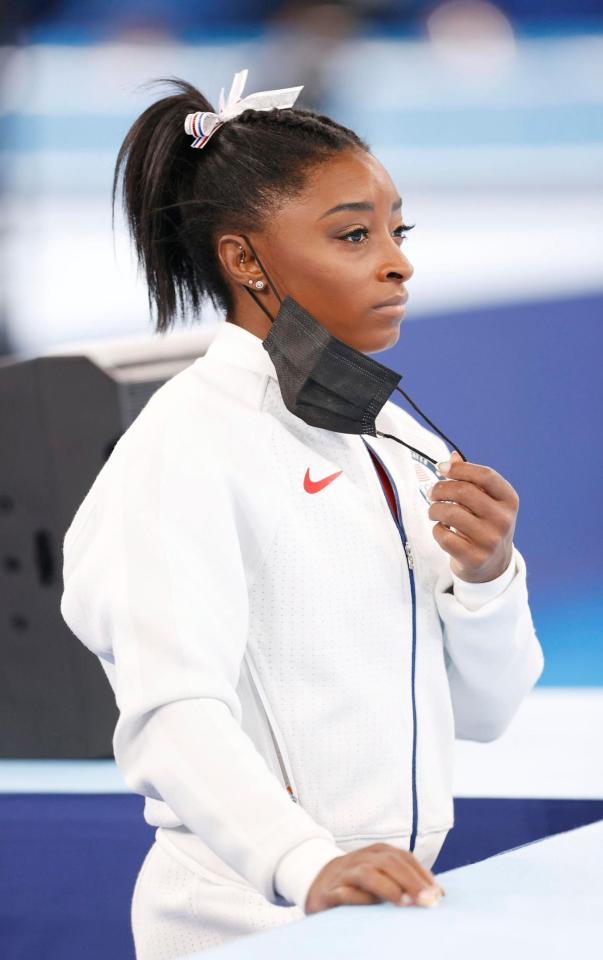 　女子団体総合決勝でチームメートの練習を見守る米国のシモーン・バイルス＝２７日