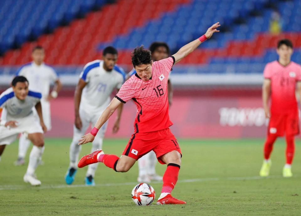 韓国－ホンジュラス　後半、チーム４点目のＰＫを決める韓国・黄義助。ハットトリックを達成＝日産スタジアム