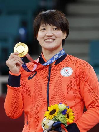 　女子70キロ級で優勝し、金メダルを手にする新井千鶴＝日本武道館