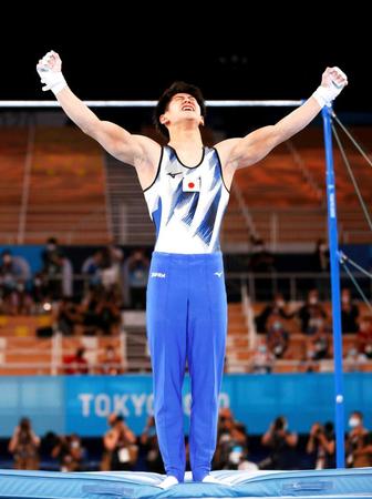 　鉄棒の演技を終え、ガッツポーズする橋本大輝