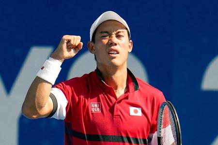 　シングルス３回戦でイリア・イワシュカを下し、ガッツポーズする錦織圭