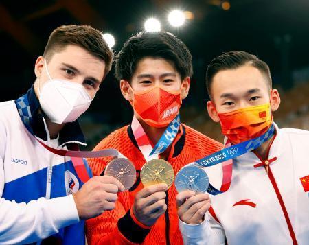 　体操の男子個人総合で金メダルを獲得した橋本大輝（中央）＝２８日、有明体操競技場