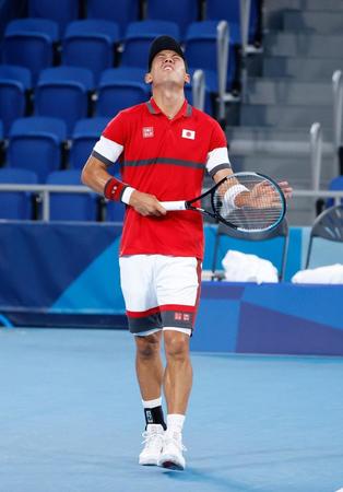 男子シングルス準々決勝　ノバク・ジョコビッチとの対戦で天を仰ぐ錦織圭＝有明テニスの森公園