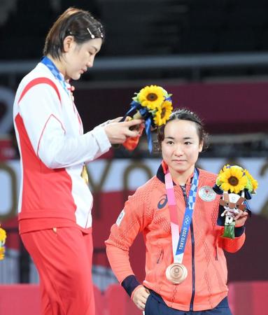 　銅メダルを首にかける伊藤美誠。手前左は優勝した陳夢（撮影・堀内翔）