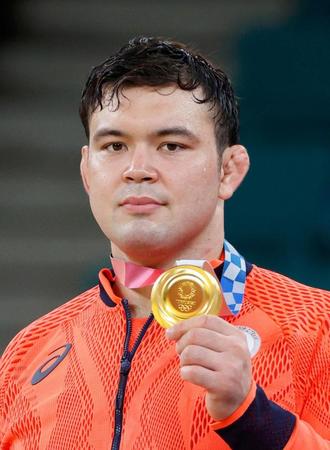男子１００キロ級で優勝し、金メダルを手にするウルフ・アロン＝日本武道館