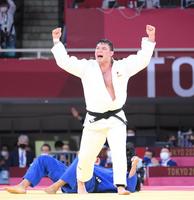 決勝　金メダルを獲得してガッツポーズをするウルフ・アロン＝日本武道館（撮影・堀内翔）