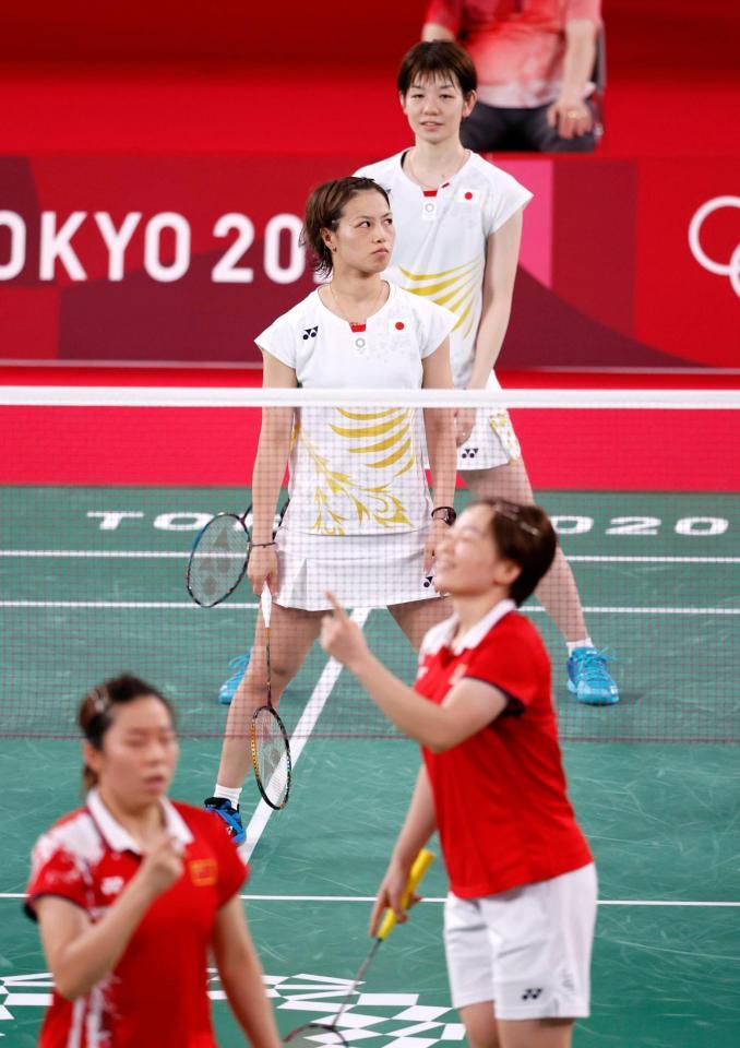 中国ペア（手前）に敗れた福島由紀（下）、広田彩花組